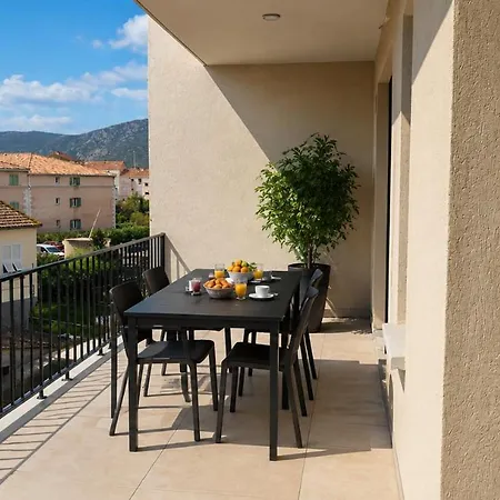 Flor Aparthotel 4*